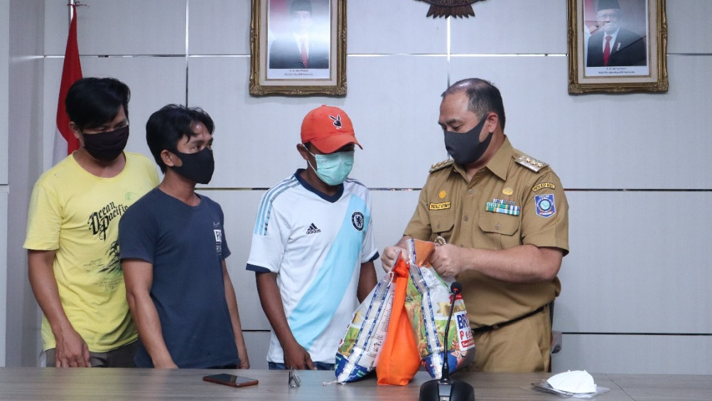 Gubernur Erzaldi Bersama BRI Serahkan Bantuan Pada Mitra Bandara Hadapi Covid-19